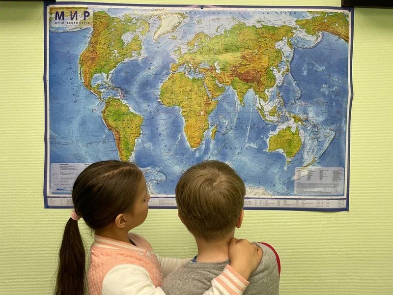 Дети знакомятся с картой мира