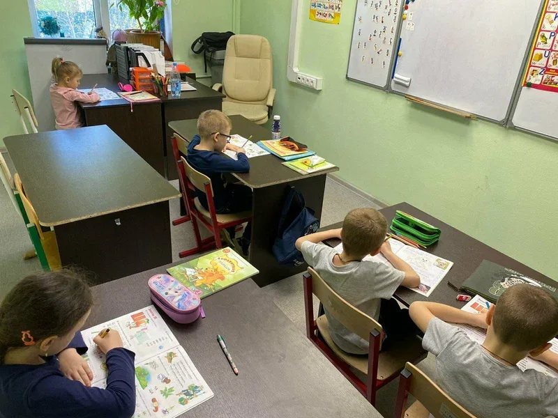 Дети занимаются в центре «Остров знаний»